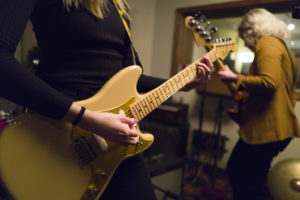 THE EASY WAY TO CHANGE YOUR ELECTRIC GUITAR STRINGS